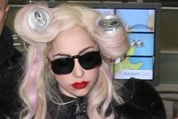 Lady Gaga: Plechovky ve vlasech. Nový trend?