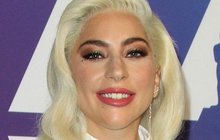 Horolezkyně Lady Gaga: Přilepená na skále!