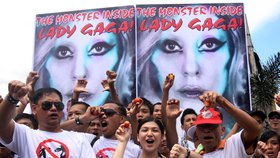 Filipínští křesťané protestují proti koncertu Lady Gaga.