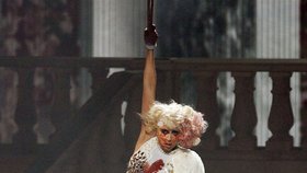Lady GaGa předvedla krvavou show