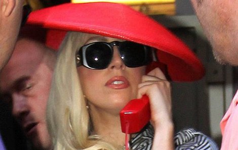 Lady Gaga a její »kabelkofon«.