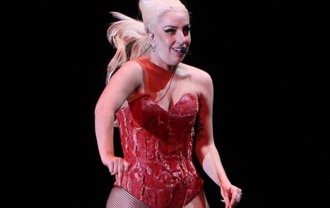 Září 2012 - Lady Gaga v napodobenině slavného masového kostýmu. Tentokrát je ale masíčko poněkud tučnější...