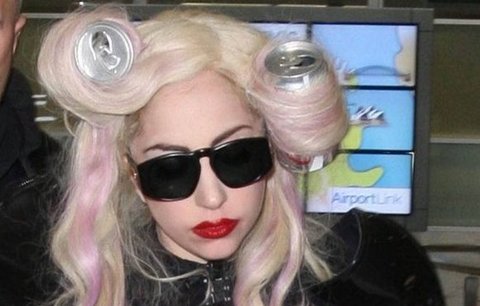 Lady Gaga: Plechovky ve vlasech. Nový trend?