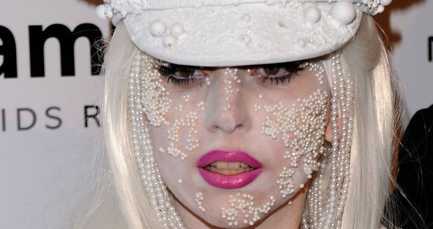 Lady GaGa se barví na blond prý proto, aby si ji lidé nepletli s Amy Winehouse