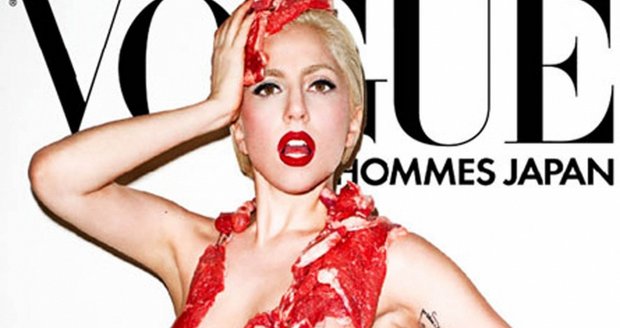 Lady GaGa se nechala vyfotit na titul magazínu Vogue zakrytá syrovým masem.