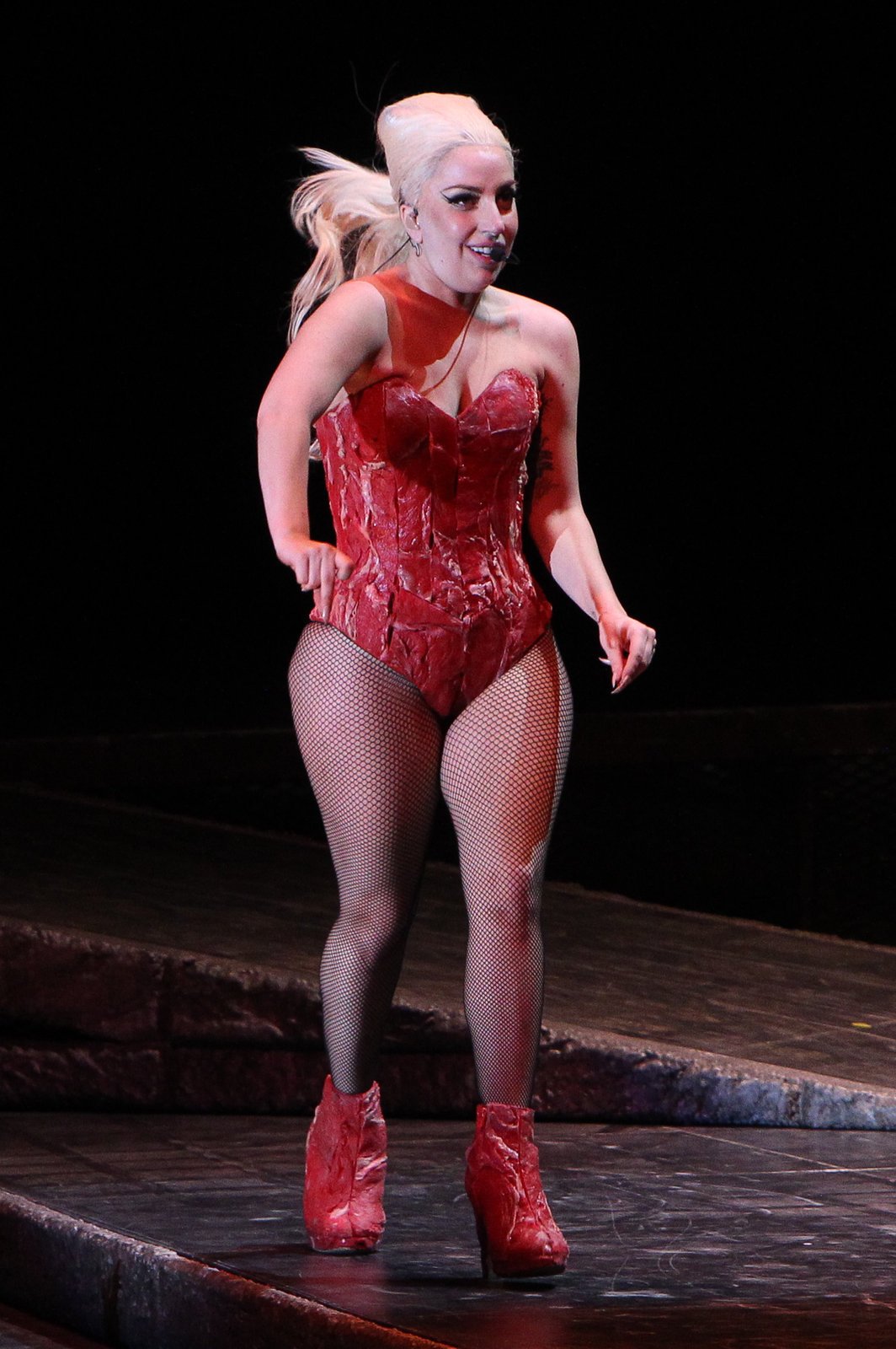 Září 2012 - Lady Gaga v napodobenině slavného masového kostýmu. Tentokrát je ale masíčko poněkud tučnější...