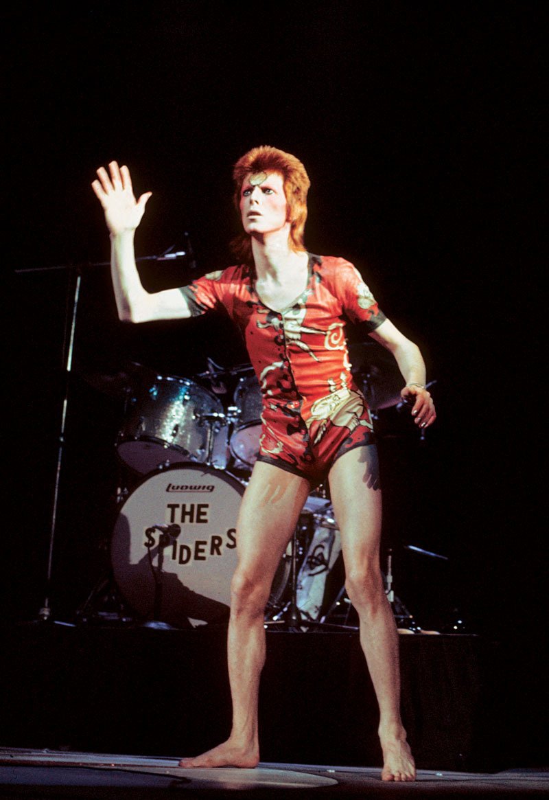 David Bowie jako Ziggy Stardust na začátku sedmdesátých let, Lady Gaga o čtyřicet let později