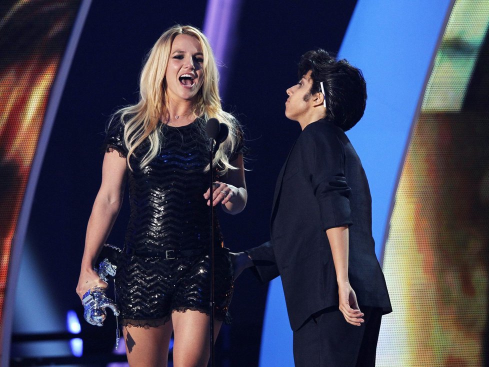 Lady GaGa si osahala zadek Britney Spears