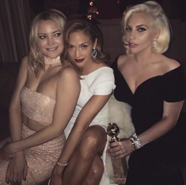 Lady Gaga s Jennifer Lopez a Kate Hudson na předávání Zlatých glóbů