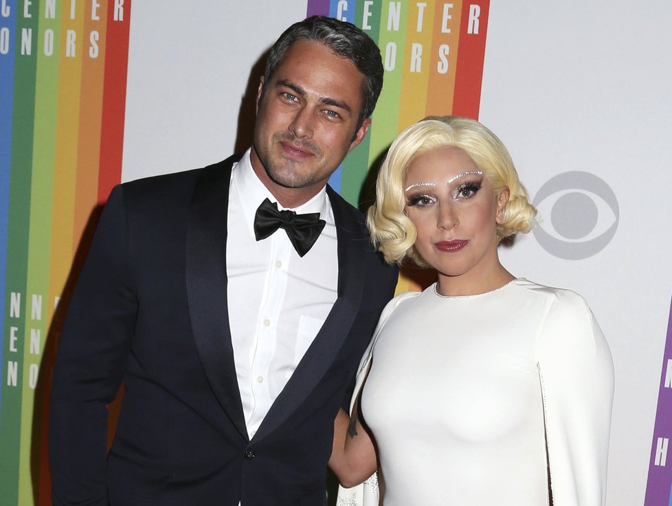 Zpěvačka Lady Gaga se zasnoubila s hercem Taylorem Kinneym. Na Instagramu ukázala zásnubní prsten