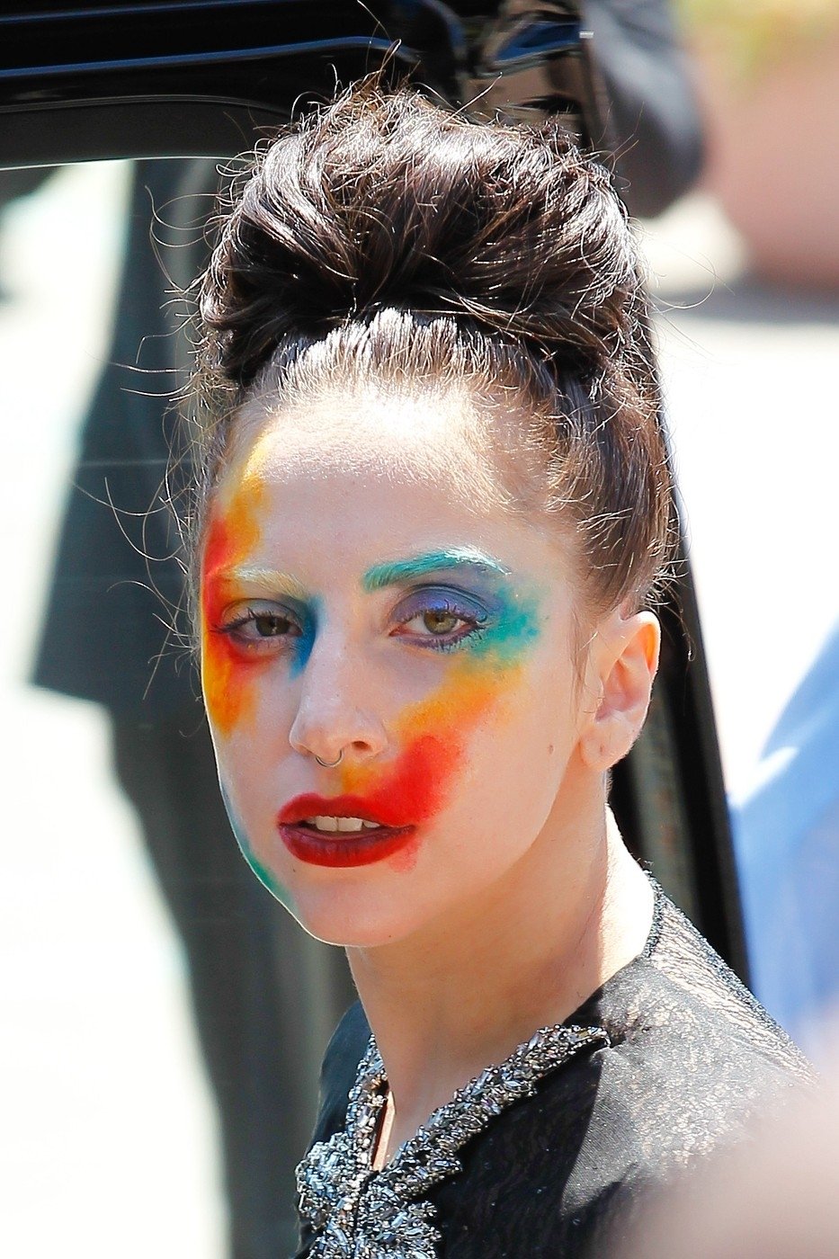 Lady Gaga jako klaun v jeptiškovském hábitu