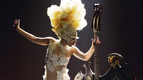 Lady GaGa je proslulá svými extravagantními kostýmy...