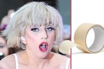 Lady Gaga si natahuje obličej lepící páskou, aby se zbavila vrásek.