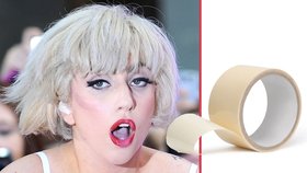 Lady Gaga si natahuje obličej lepící páskou, aby se zbavila vrásek.