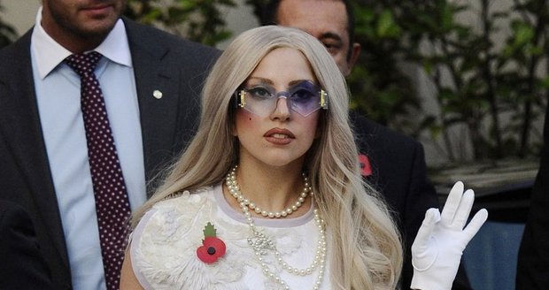 Kabelku nechte doma, nahraďte ji šálkem čaje - po vzoru Lady Gaga