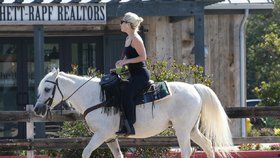 Lady Gaga na vyjížďce na koních po Los Angeles