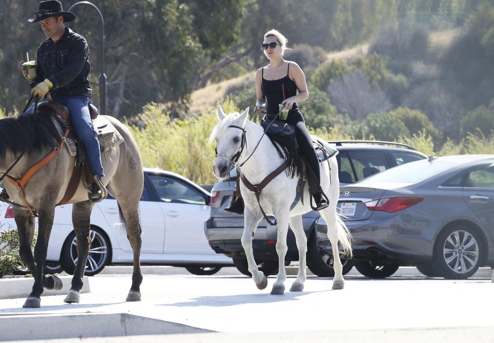 Lady Gaga v doprovodu kovboje na vyjížďce na koních po Los Angeles.