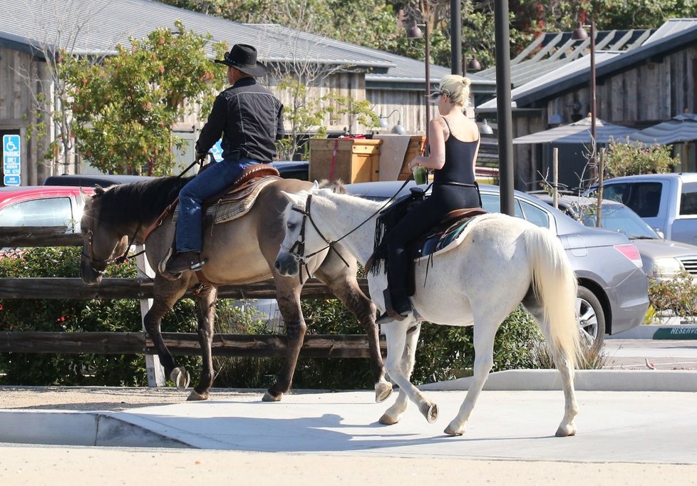 Lady Gaga v doprovodu kovboje na vyjížďce na koních po Los Angeles