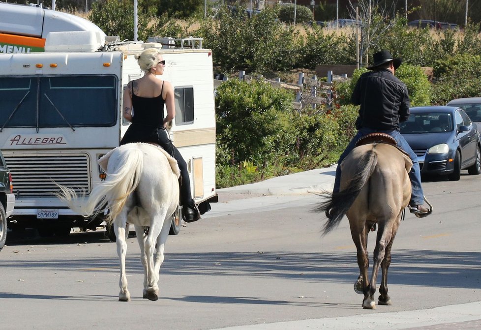 Lady Gaga v doprovodu kovboje na vyjížďce na koních po Los Angeles.