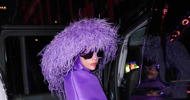 Lady Gaga ve fialovém modelu