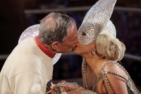 Nový rok v NYC přivítala Lady Gaga polibkem se starostou
