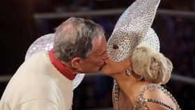 Lady Gaga líbá newyorského starostu