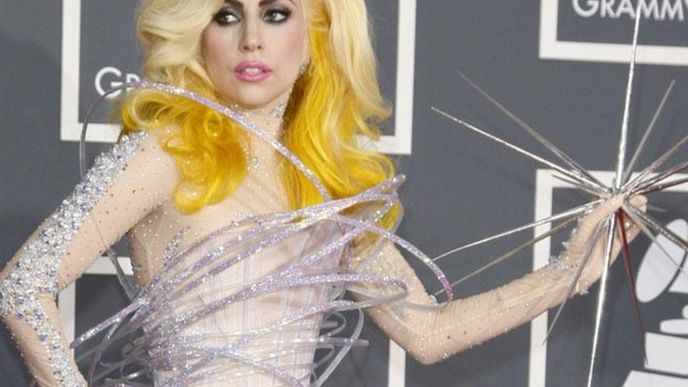 Lady Gaga neponechala nic náhodě a svůj nový produkt propagovala jako vůni luxusní šlapky.
