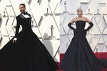 Lady Gaga to letos málem projela i na oscarovém červeném koberci. Na "frak" jí dal svým outfitem herec, performer a zpěvák Billy Porter