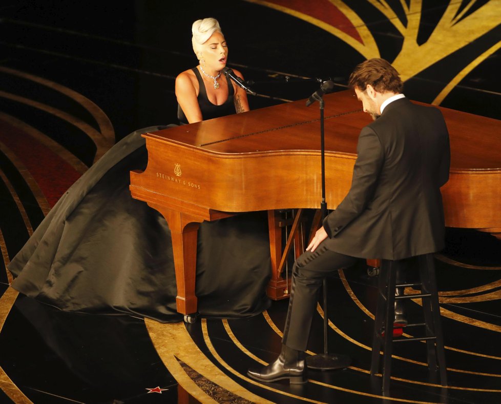 Lady Gaga se dočkala alespoň Oscara za nejlepší píseň. Skladbu Shallow velmi procítěně a tulivě během večera s Bradleym Cooprem zazpívala