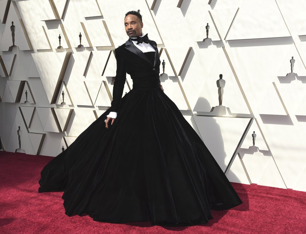 Lady Gaga to letos málem projela i na oscarovém červeném koberci. Na &#34;frak&#34; jí dal svým outfitem herec, performer a zpěvák Billy Porter