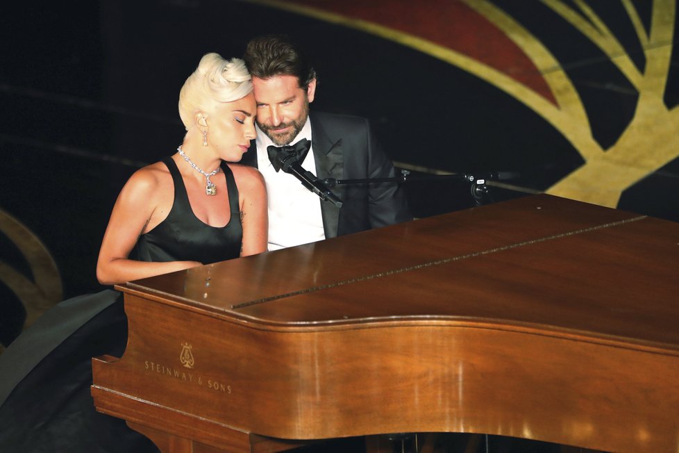 Lady Gaga se dočkala alespoň Oscara za nejlepší píseň. Skladbu Shallow velmi procítěně a tulivě během večera s Bradleym Cooprem zazpívala