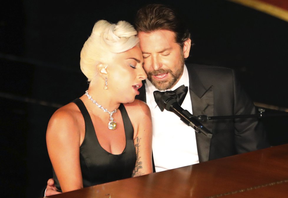 Lady Gaga se dočkala alespoň Oscara za nejlepší píseň. Skladbu Shallow velmi procítěně a tulivě během večera s Bradleym Cooprem zazpívala