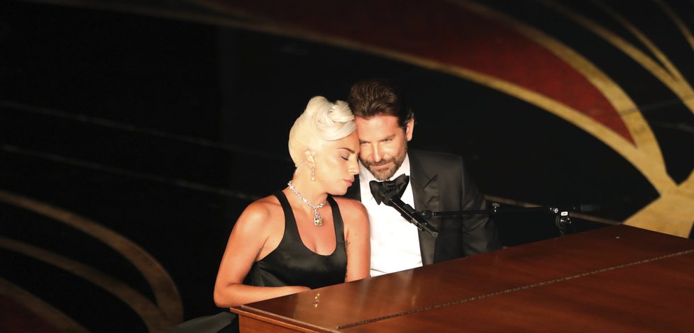 Lady Gaga s Bradleyem Cooperem na předávání Oscarů za rok 2018 zazpívali hit Shallow