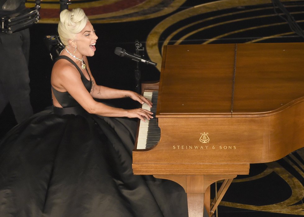 Lady Gaga s Bradleyem Cooperem na předávání Oscarů za rok 2018 zazpívali hit Shallow.