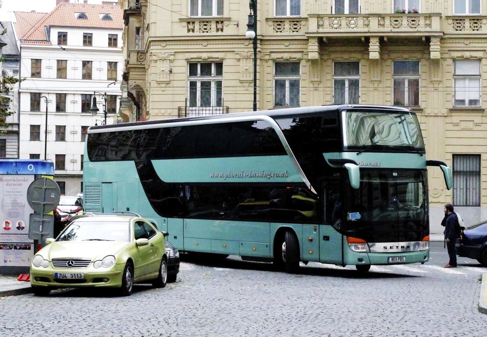 K hotelu přijela luxusním autobusem