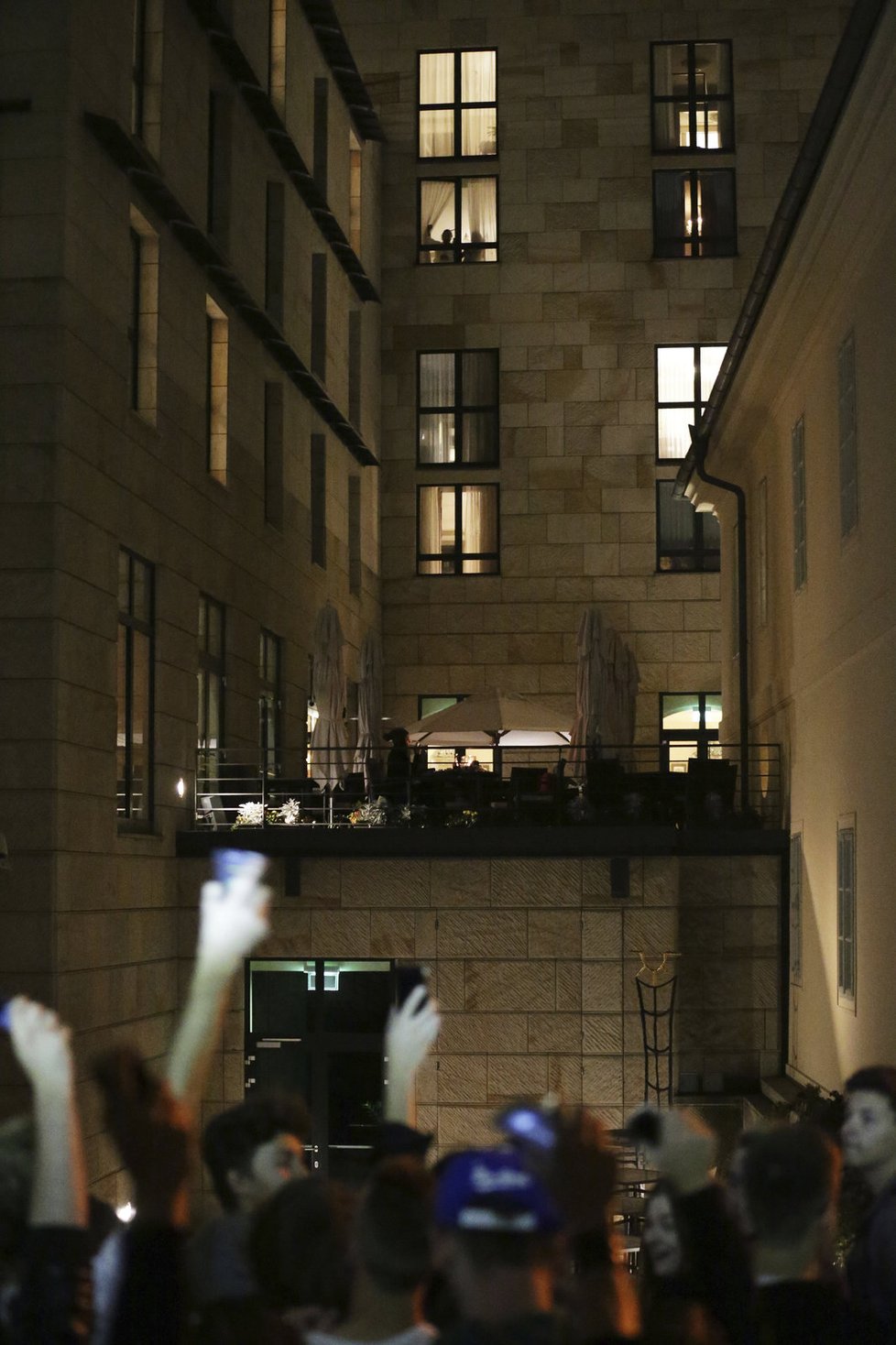 Fanoušci se přesunuli pod okna Lady Gaga