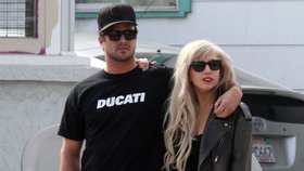 Lady Gaga na procházce s novým přítelem, hercem Taylorem Kinneyem
