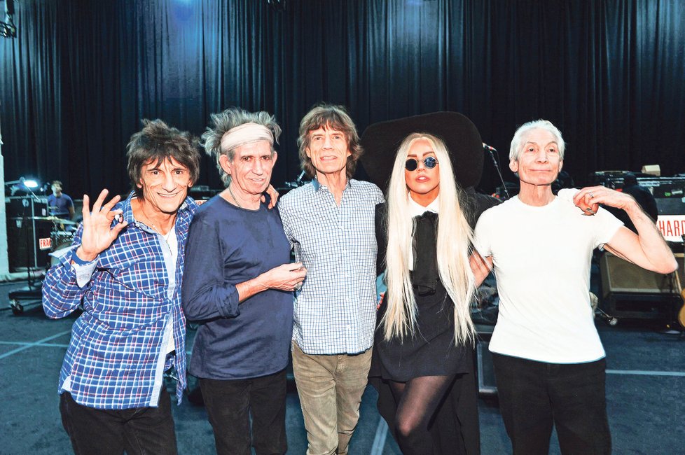 Společná fotka nesmí chybět (zleva Ronnie Wood, Keith Richards, Mick Jagger, Lady Gaga, Charlie Watts)