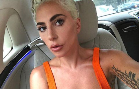 Celebrity na síti: Lady Gaga ukázala strie a Ewa Farna plné tvary