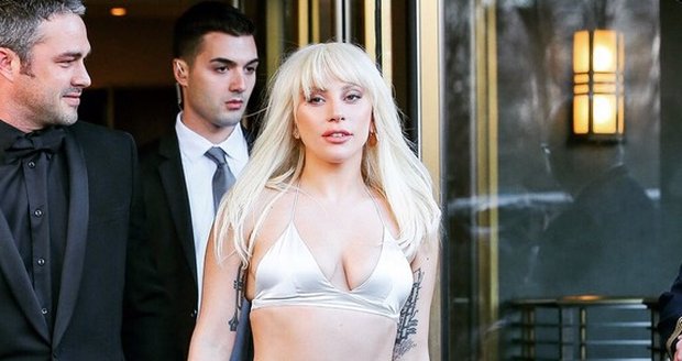 Lady Gaga se svým přítelem Taylorem Kinneym v New Yorku