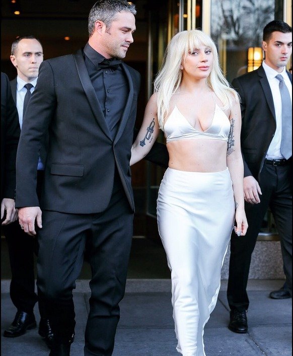 Lady Gaga se svým přítelem Taylorem Kinneym v New Yorku.