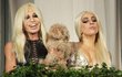 Donatella Versace a Lady Gaga k nerozeznání. Jenom Versace navštívila vícekrát plastického chirurga