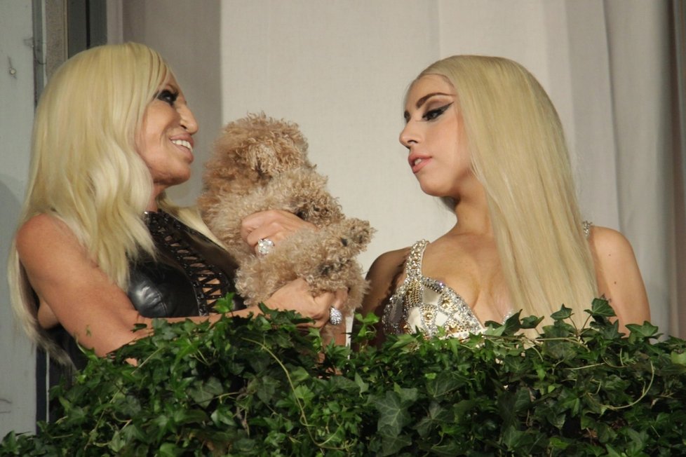 Když si Lady Gaga vzala blonďatou paruku byla S Donatellou jako dvojče