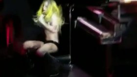 Lady Gaga spadla na koncerte z piana