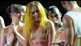 Lady GaGa překvapili tanečníci a na koncert jí přinesli narozeninový dort. Dojatá zpěvačka neudržela slzy
