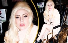 Zraněná zpěvačka Lady Gaga: Invalidní vozík z ryzího zlata!
