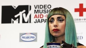 Za tenhle hrníček, který drží Lady GaGa, jsou její fanoušci ochotní zaplatit i milion korun. A to ještě není aukce u konce