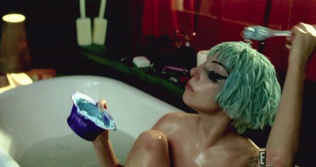 V novém, dokonce čtrnáctiminutovém klipu, inspirovaném zpěvaččiným životem, se Lady Gaga odhalí. A to doslova.