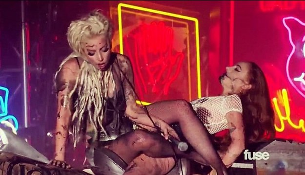 Lady Gaga a tanečnice po sobě roztíraly zvratky.