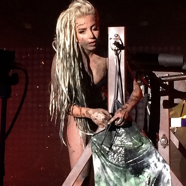 Lady Gaga skončila na koncertu pozvracená od hlavy k patě.